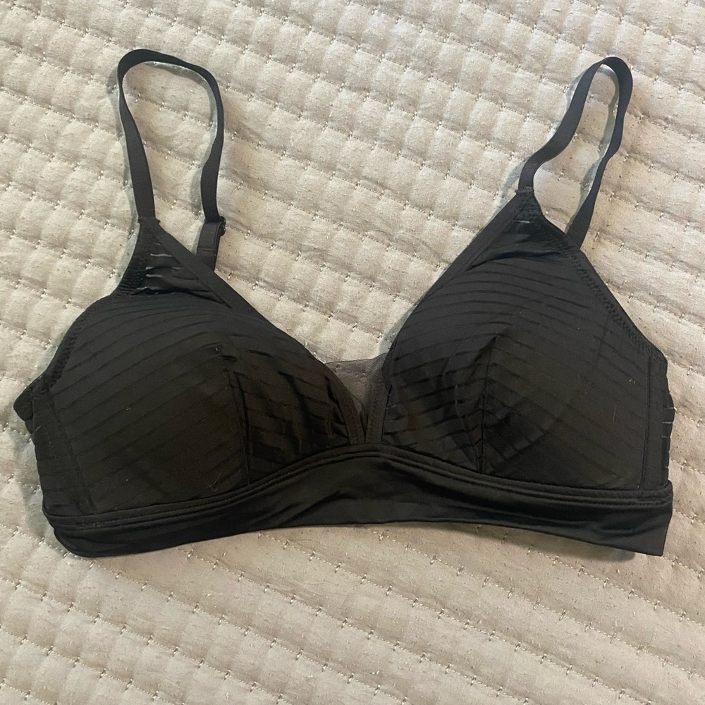 Auden Black Wireless Bra with Textured Design